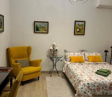 Irakleio Apartment | Cozy house with backyard at Iraklio Attikis