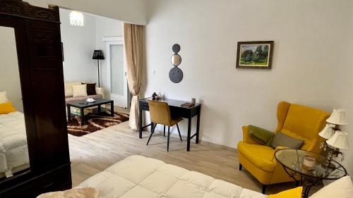 Irakleio Apartment | Cozy house with backyard at Iraklio Attikis