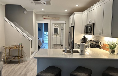 River District Boat Rental | Cozy Houseboat in Port City Marina Wilmington, NC Nestled among The Cove Villas