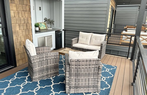 River District Boat Rental | Cozy Houseboat in Port City Marina Wilmington, NC Nestled among The Cove Villas