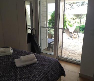 Island Hvar Apartment | Cozy Jelsa apartment in the shade of the pines.