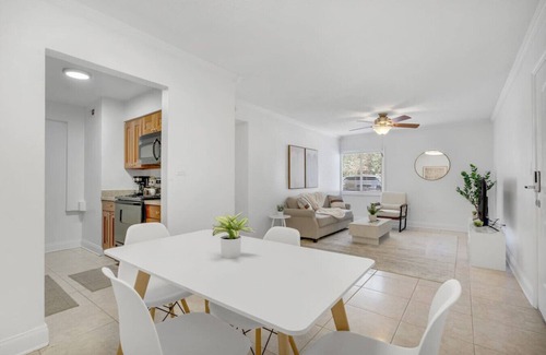 Bayshore Gardens Apartment | Cozy King APT near Bayshore! Pool/Gym/FREE parking