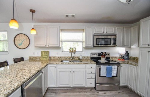 Dawsonville Cottage | Cozy Lake Front Cottage