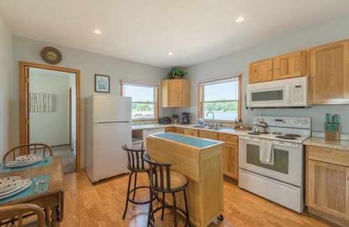 Lindstrom House | Cozy Lakefront 2 BR- 1BA, Welcomes you!