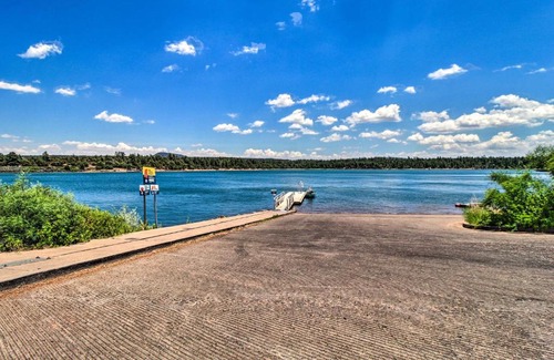 Show Low House | Cozy Lakeside Cabin with Grills about 1 Mi to Lake!