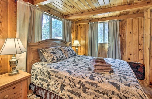 Show Low House | Cozy Lakeside Cabin with Grills about 1 Mi to Lake!