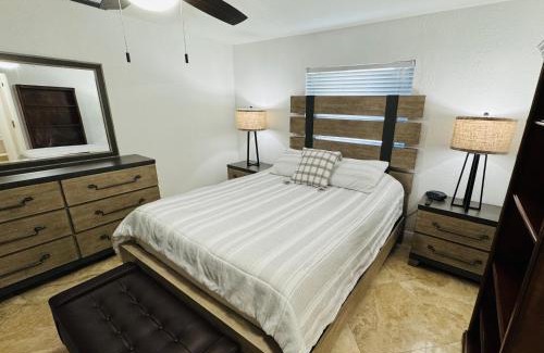 Pembroke Pines House | Cozy lakeside suite with private bath & entrance