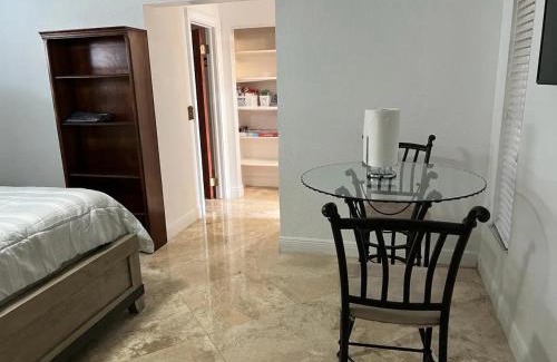 Pembroke Pines House | Cozy lakeside suite with private bath & entrance