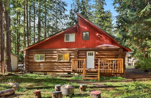 Peaceful Valley Cabin | Cozy Log Cabin between Bellingham, Baker, & Canada