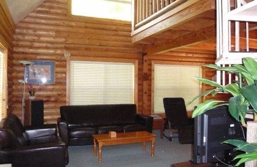 Dunsmuir House | Cozy Log Home on the Banks of the Upper Sacramento River