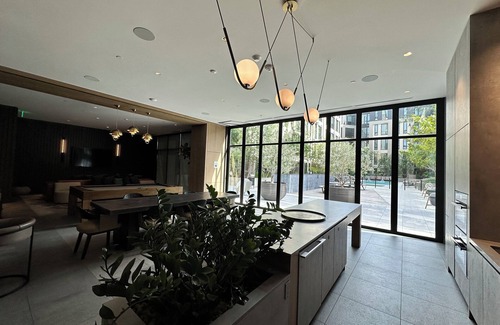 Lakeside Apartment | Cozy lovely apartment in Oakland with fitness facility and other amenities