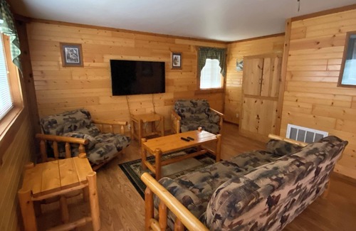 Warrens Cabin | Cozy Lower Cabin with extended patio-Three Bears/Yogi Waterparks