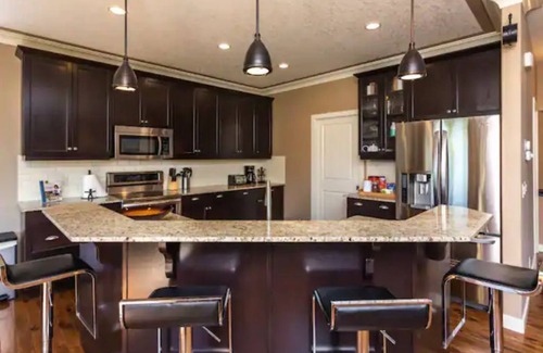 Cochrane House | Cozy & Luxurious Ridge Home - including 2nd suite