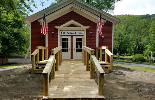 Naples House | Cozy Maple Farm Lodge in the Finger Lakes. Close to wine trails & skiing