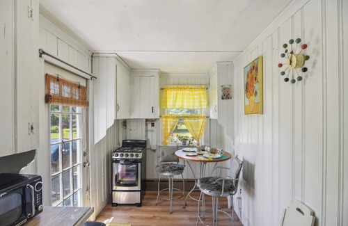 Fairhaven Cottage | Cozy Massachusetts Escape w/Patio, Near Beaches!