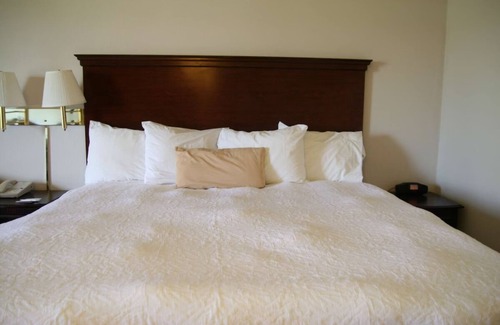 Selinsgrove House | Cozy & Modern Home Base Near Susquehanna River Attractions! Parking