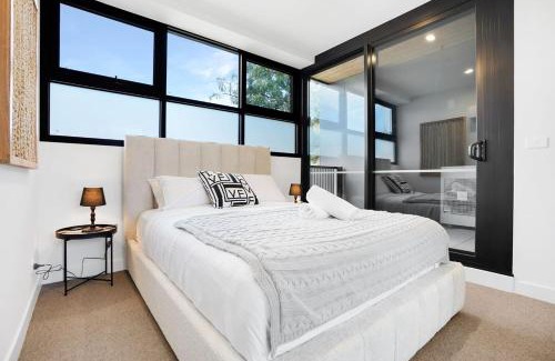 Hawthorn Apartment | Cozy Nest in Prime Hawthorn w parking & pool