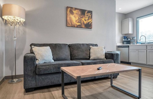 New Orleans Hotel | Cozy New Build - 5min to FQ/Frenchman+Parking