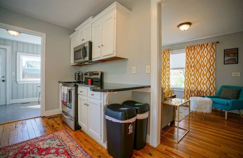 Northside House | Cozy North Shore Cottage - GREAT location, Pet friendly!