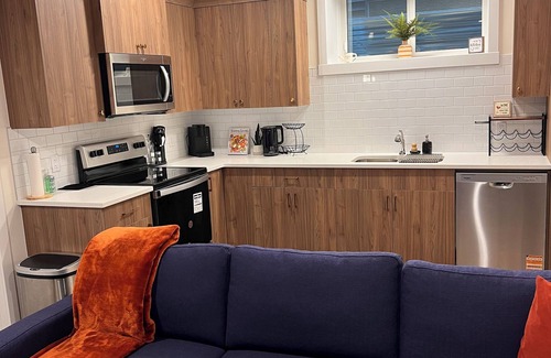 Calgary House | Cozy NW Calgary Suite| 15 mins to Airport| 25min to Downtown| 1 hr to Banff