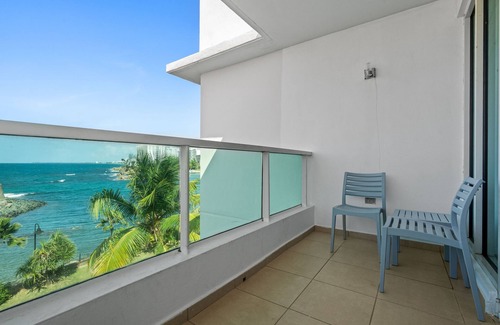 Puerta de Tierra Apartment | Cozy Oceanfront Getaway Balcony Sea View