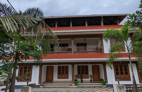 Irinjalakuda Villa | Cozy One Bedroom Villa Facing Paddy fields amidst a Fruit garden