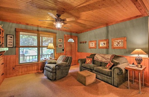 Pine Mountain House | Cozy Pine Mountain Cabin with Screened Porch and Yard!