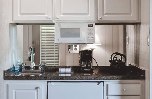 Napa Condo | Cozy Premium Jr. Suite, In Beautiful Napa Valley -Perfect for Couples