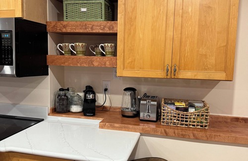 South Kingstown Cottage | Cozy Private Cottage - close to URI, beaches, charming downtown Wakefield & more