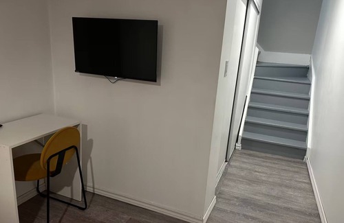 Ajax House | Cozy Private Den in Ajax