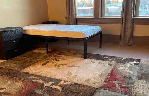 Findlay Bed & Breakfast | Cozy Private Room in Historic Findlay Home with Kitchen, Wifi and Free Parking