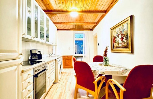 Grinzing Apartment | Cozy Private Room Shared Aprt 10 Mins to FAC Platz