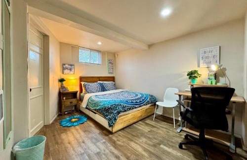 Rainier Valley House | Cozy Private Room with Shared Bathroom on the 1st Floor - Conveniently Located near SeaTac Airport and Downtown