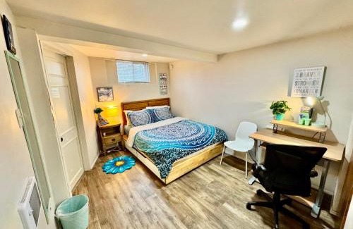 Rainier Valley House | Cozy Private Room with Shared Bathroom on the 1st Floor - Conveniently Located near SeaTac Airport and Downtown