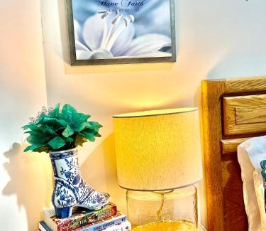 Rainier Valley House | Cozy Private Room with Shared Bathroom on the 1st Floor - Conveniently Located near SeaTac Airport and Downtown