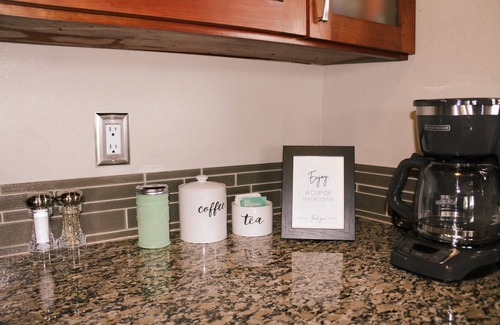 Southeast Eugene House | Cozy & Quiet 2 bdrm private Treehouse getaway with Amazing Views minutes from UO