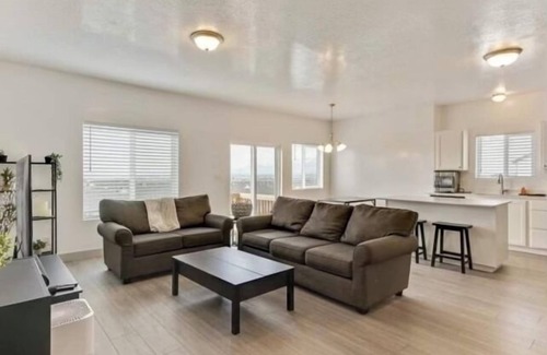 Utah County House | Cozy Rambler with Beautiful Mountains Views! Sleeps 7