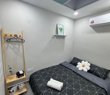 Taman Century House | Cozy Room 2pax #1min walk to KSL #Bathroom