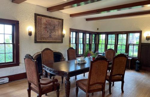 West Point Grey House | Cozy room in a house with share living room, near Spanish Banks Beach