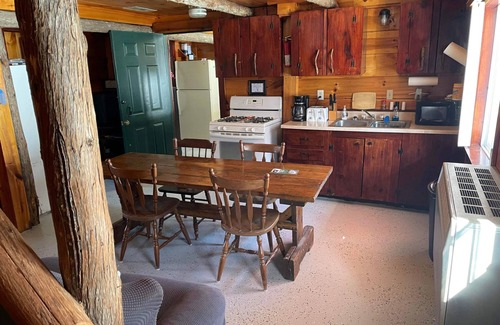 Solon Cabin | Cozy rustic cabin with WiFi in charming Solon