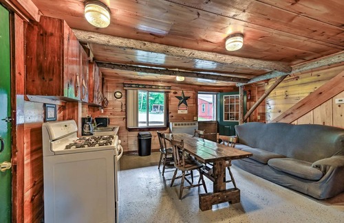 Solon Cabin | Cozy rustic cabin with WiFi in charming Solon