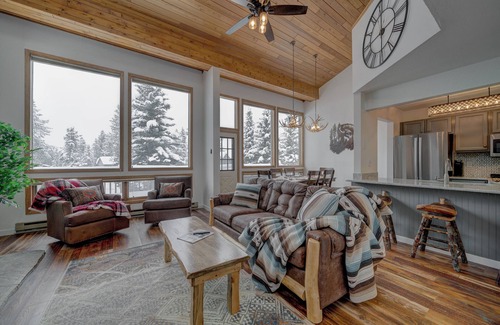 Big Sky Condo | Cozy Rustic Condo minutes from Big Sky Resort & Town Center! Hot Tub & Sauna!