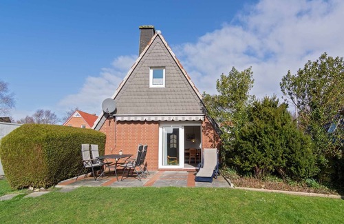 Harlesiel House | Cozy rustic Nurdachhaus Am Yachthafen, particularly suitable for dogs.