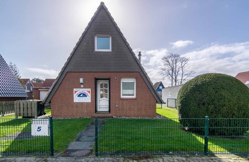 Harlesiel House | Cozy rustic Nurdachhaus Am Yachthafen, particularly suitable for dogs.