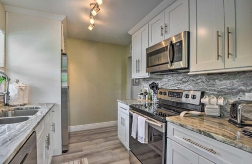 Indian Beach Sapphire Shores Apartment | Cozy Sarasota Retreat - 3 Blocks to the Coast!