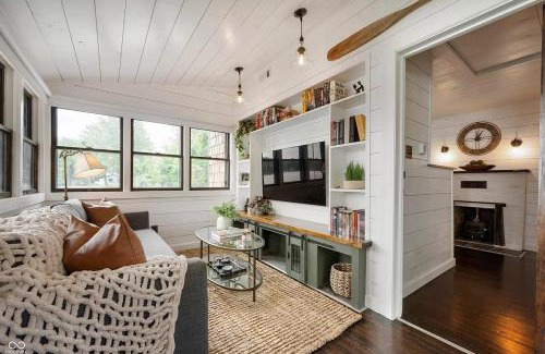 Leesburg House | Cozy & Scenic Lakeside Retreat