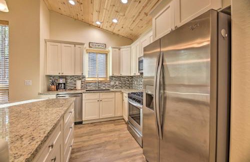 Torreon House | Cozy Show Low Cabin with Golfing and Paved Hiking!
