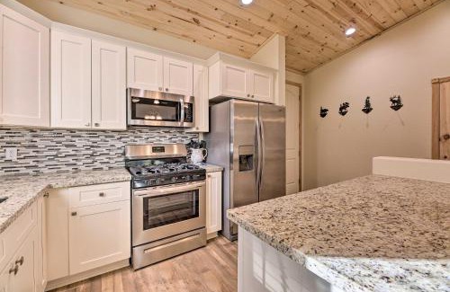 Torreon House | Cozy Show Low Cabin with Golfing and Paved Hiking!