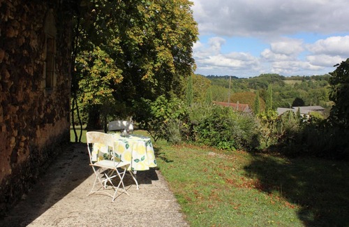 Mazeyrolles Cottage | Cozy Stone Cottage Near Monpazier, Fireplace, Large Garden, Family & Pet Friendly