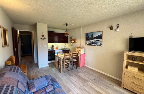 Correncon-en-Vercors Apartment | Cozy studio at the foot of slopes, south balcony, parking